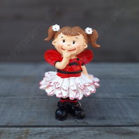 Kislány Katica ruhában Figura