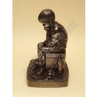 Ülő kisfiú Szobor