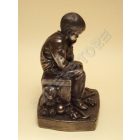 Ülő kisfiú Szobor