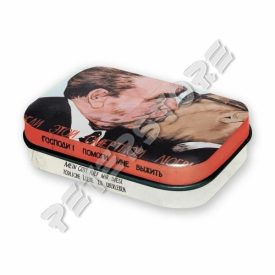   Retró Cukorkás Fémdoboz - Brezsnyev és Honecker csókja Dombornyomott