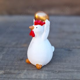 Tyúk arany tojással figura