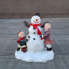Téli falu - Gyerekek Hóemberrel Figura