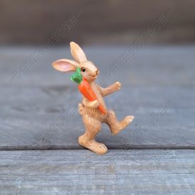 Nyuszi Répával Figura