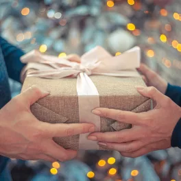 Ajándék és dísztárgyak